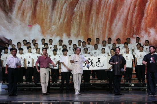 著名表演藝術(shù)家、唐派傳人賈廷聚（中），率眾弟子演唱唐派經(jīng)典名段《還我河山》