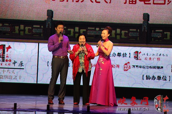 著名越調(diào)表演藝術(shù)家、越調(diào)皇后毛愛(ài)蓮（中）