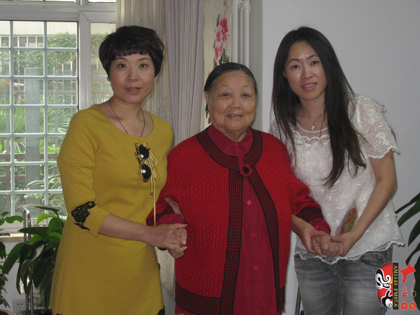 河南電臺戲曲廣播總監(jiān)木子（左)、央視戲曲頻道欄目總編李穎（右）與馬金鳳（中）合影
