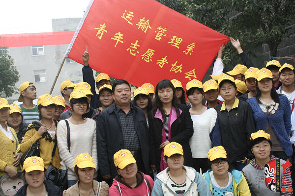 現(xiàn)場(chǎng)擠滿(mǎn)了來(lái)自各個(gè)大學(xué)的志愿者