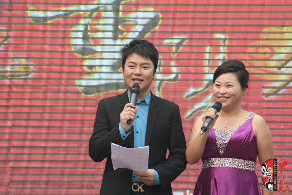 活動(dòng)由著名戲曲節(jié)目主持人，河南電臺(tái)戲曲廣播當(dāng)家小生月陽(yáng)（左）戲曲廣播《票友排行榜》主持人丁蘭（右）主
