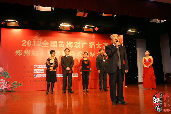 選手五人一組上臺表演，臺上為第一組選手