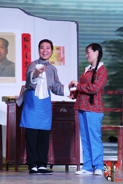 第三場，河南電臺戲曲廣播總監(jiān)木子（左）飾栓保娘，《梨園星秀場》《有你就有戲》主持人媛媛（右）飾銀環(huán)