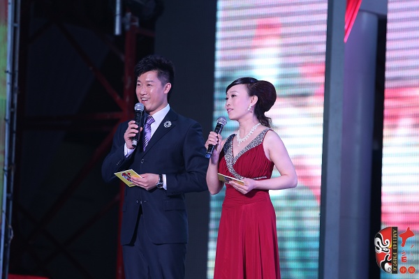 晚會(huì)主持人：河南電臺(tái)戲曲廣播副總監(jiān)張彤（右）、《梨園星秀場(chǎng)》主持人池城（左）