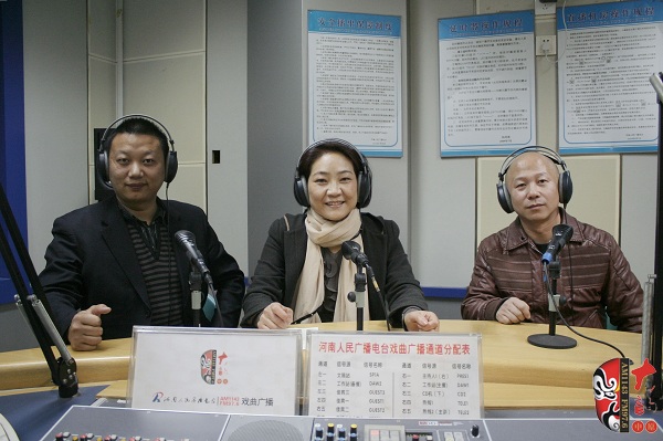 本次傳統(tǒng)古裝大戲《三哭殿》的輔導(dǎo)老師之一、著名越調(diào)演員李娟（中）及本次大戲的主要演員做客直播間