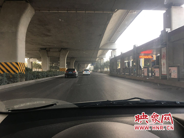 限行首日，三環(huán)橋上橋下，車輛不多，交通狀況良好。