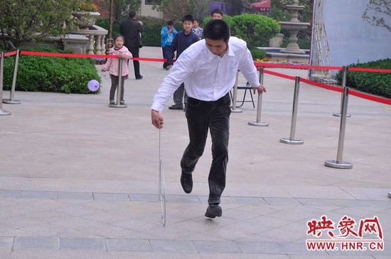 說是比賽，其實(shí)就是活力的釋放，就是開心的海洋，丟沙包、踢毽子、三人四足、滾鐵環(huán)等項目