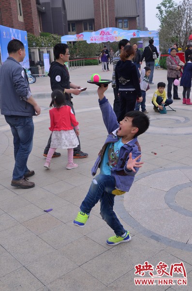 小弟弟，你玩?zhèn)€托球不用這么夸張吧，哈哈！