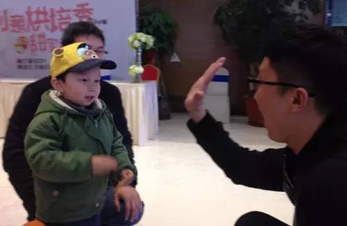 老楊你真心的是童心未泯啊，來，跟叔叔Give Me Five！