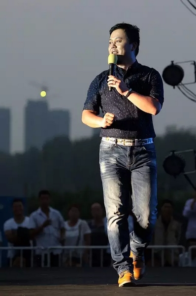 莫非此刻是在向前走還是向后移？