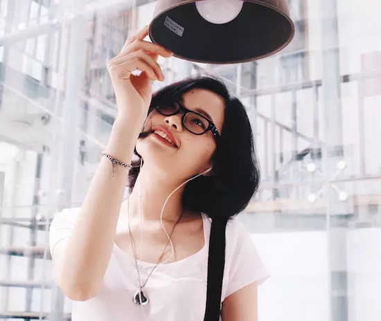 當(dāng)然，怎么能少的了美女出鏡？