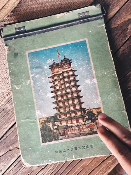 我們撫摸著鄭州的歷史，從中了解它的厚度。