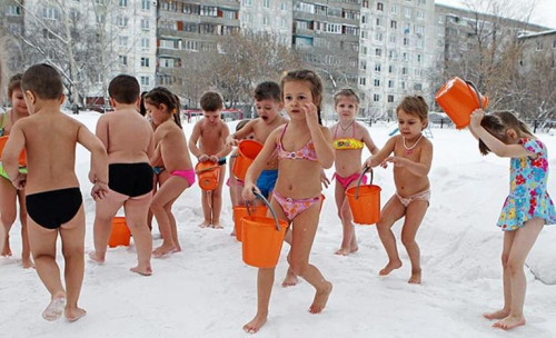 幼兒園的兒童身穿泳裝，在零下25度的雪地里沖涼水澡。