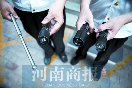 鄭州8名小學生持警棍、電擊槍街頭“火拼”