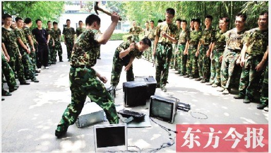 為了讓孩子表達戒除網(wǎng)癮的決心，學(xué)校組織孩子親手砸毀電腦