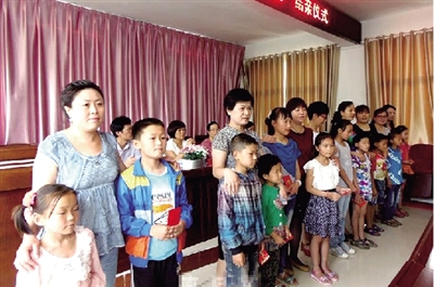身后的“代理媽媽”，使留守兒童的身心有了依靠