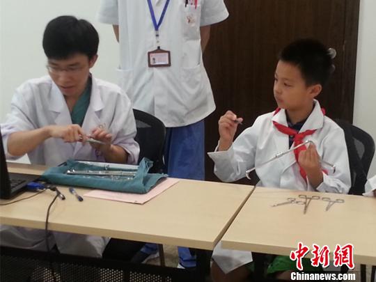 兒童暑期“職業(yè)體驗” 醫(yī)生、警察職業(yè)受熱捧