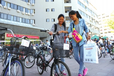 前天，兩名新生在登記后領(lǐng)取了自己的“愛心車”