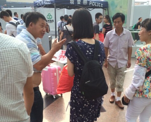 女大學生一出站，黑車的拉客仔就圍上招攬