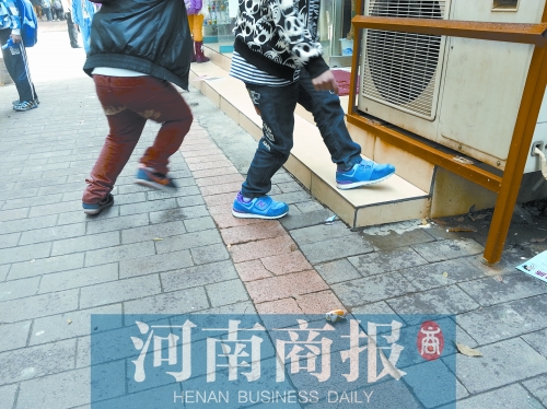 路邊，兩個小學生正在扔“臭屁炸彈