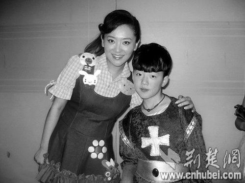 楊光參加央視節(jié)目表演時(shí)，同主持人月亮姐姐合影