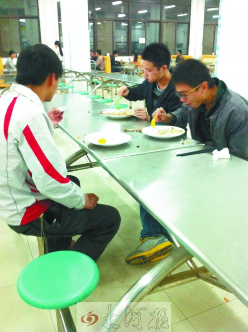在鄭州一所高校食堂內(nèi)，大多數(shù)學(xué)生都是“光盤族”