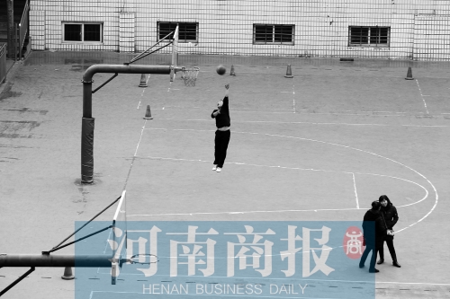 目前，鄭州市有超過30所學校對社會開放體育設施