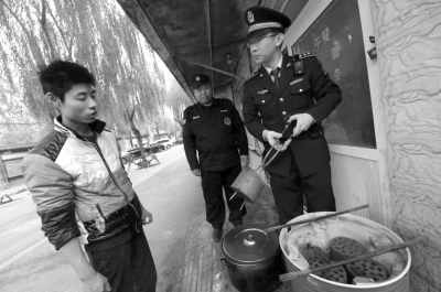 一餐館違規(guī)使用煤爐，被麥子店城管隊責令停止，并限期清除所屯的蜂窩煤