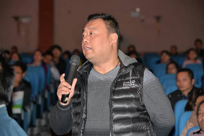 講座結(jié)束家長朋友踴躍提問，請專家答疑解惑