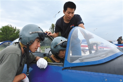 8月26日，來自吉林、湖北、山東的青少年航空學(xué)校的高中學(xué)生，進(jìn)行了首次飛行體驗(yàn)活動