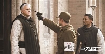 梅甘（左）、安西滿（右）與日本兵對峙的一幕。