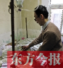 54歲的老楊把自己當(dāng)做護(hù)士，不離不棄照顧著已成“植物人”的母親