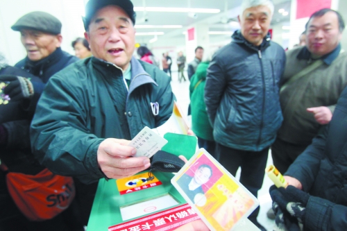 老人帶著多種證件想免費(fèi)乘車(chē)，工作人員稱(chēng)沒(méi)接到通知拒絕。