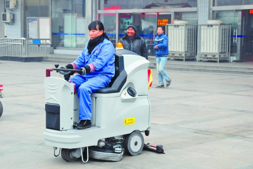 洛陽火車站新購3臺洗地機(jī)提高保潔作業(yè)效率，成為站前廣場一道風(fēng)景
