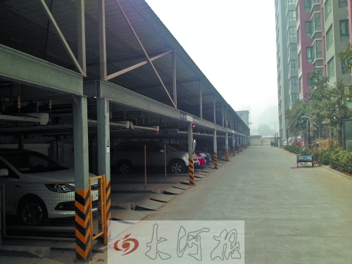 中原區(qū)新禧園小區(qū)，靠著圍墻的空地，建成兩層立體車(chē)庫(kù)。