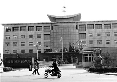 10月29日，河北滄州市獻(xiàn)縣國稅局。10月底，一些企業(yè)主被叫到國稅局談“交稅”問題。新京報(bào)記者 孟祥超 攝