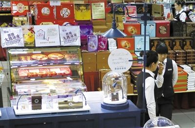 昨日，北京賽特購(gòu)物中心，擺放出售的月餅禮盒，上千元的品種僅5種。新京報(bào)記者 王叔坤 攝