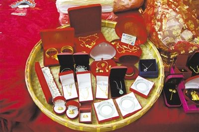 10月1日，王小姐在廣東汕頭舉行婚禮，她的彩禮包括3個(gè)玉鐲、多個(gè)金戒指及一張銀行卡。新京報(bào)記者 吳振