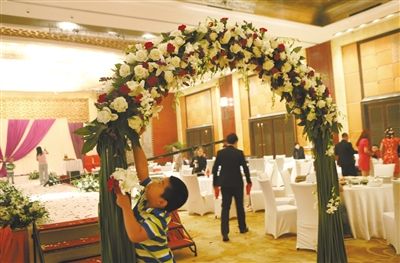 10月5日，北京萬(wàn)達(dá)索菲特酒店，婚宴剛剛結(jié)束。新人介紹，一場(chǎng)婚宴花掉父母20萬(wàn)元。新京報(bào)記者 尹亞飛