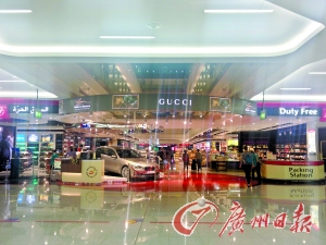 　迪拜機(jī)場(chǎng)的免稅店是不少人的血拼地。