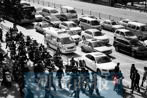 紫荊山路與商城路交叉口，見無車讓行，一輛救護車只好選擇右轉(zhuǎn)車道直行 記者 邱曉峰/攝