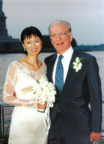1999年6月，68歲的默多克與30歲的鄧文迪結(jié)婚。