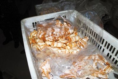 原料加工成“牛肉”產(chǎn)品批發(fā)價(jià)20多元一斤，加工成“羊肉卷”批發(fā)價(jià)為10元一斤。