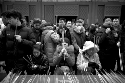 雍和宮，市民在燒香祈福