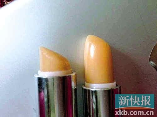 ■蘇小姐將其在專柜和聚美優(yōu)品購買的伊麗莎白雅頓唇膏對(duì)比，產(chǎn)品包裝和唇膏顏色明顯不同。
