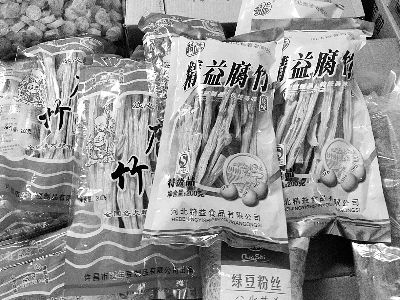 內(nèi)黃腐竹含吊白塊被曝光后，市場(chǎng)上內(nèi)黃產(chǎn)腐竹難覓蹤跡。攤主所售產(chǎn)品大多出自河南許昌和河北保定