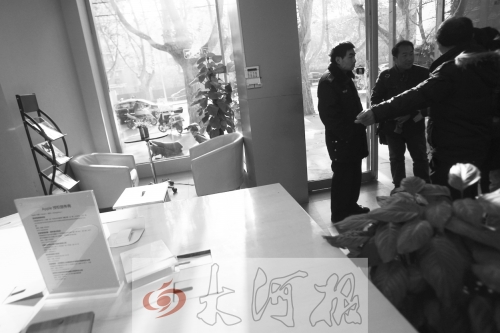 人民路上的這家商店,夜間疑被一男子隔著門縫用長(zhǎng)竿偷走一臺(tái)蘋果ipad air。