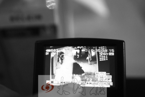 人民路上的這家商店,夜間疑被一男子隔著門縫用長(zhǎng)竿偷走一臺(tái)蘋果ipad air。