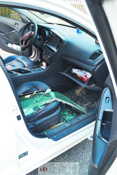 車玻璃被砸碎，車內(nèi)被翻動(dòng)。