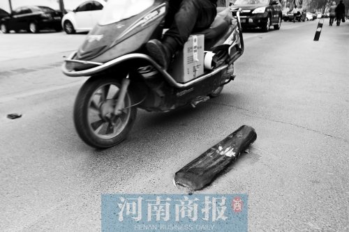 金水路上，一根路樁被撞倒